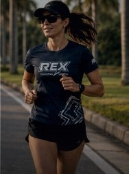 Corredora em treino estruturado usando camisa Rex